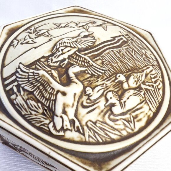 Avon 1980 Ceramic Trinket Box Handcrafted in Brazil Duck Relief Nature Scene - Picture 10 of 10